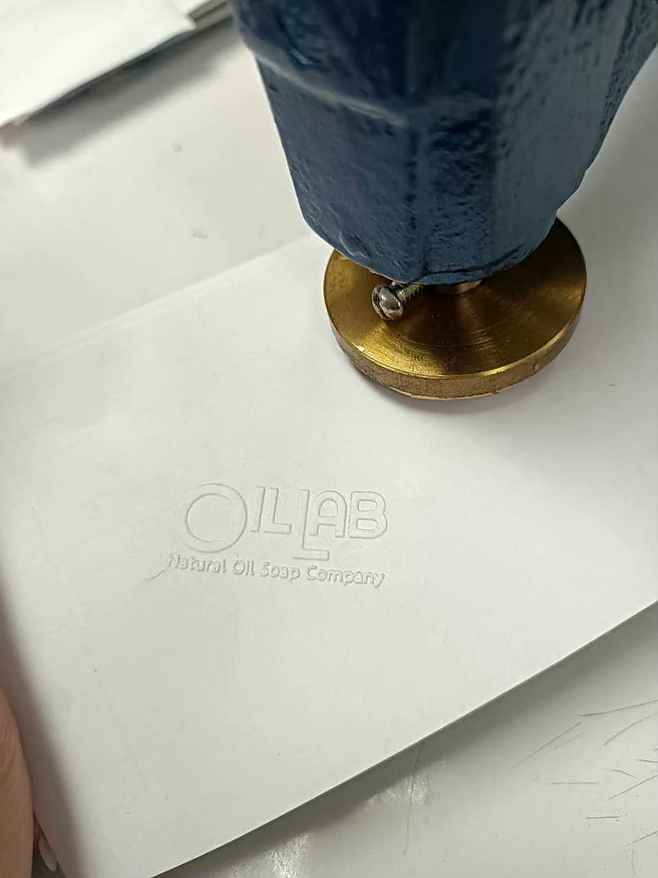 ตราปั๊มนูนกระดาษโลโก้ OILAB