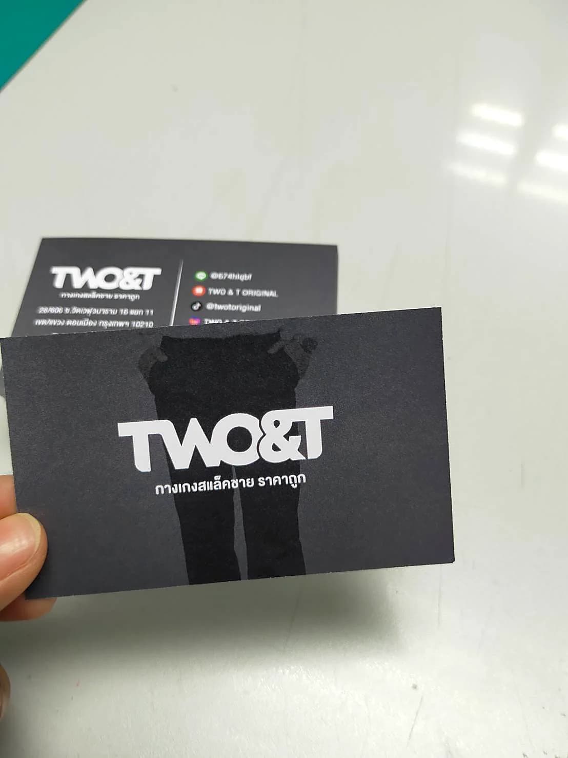 ตัวอย่างงานพิมพ์นามบัตรร้านกางเกงแฟชั่น TWO&T โทนสีดำ