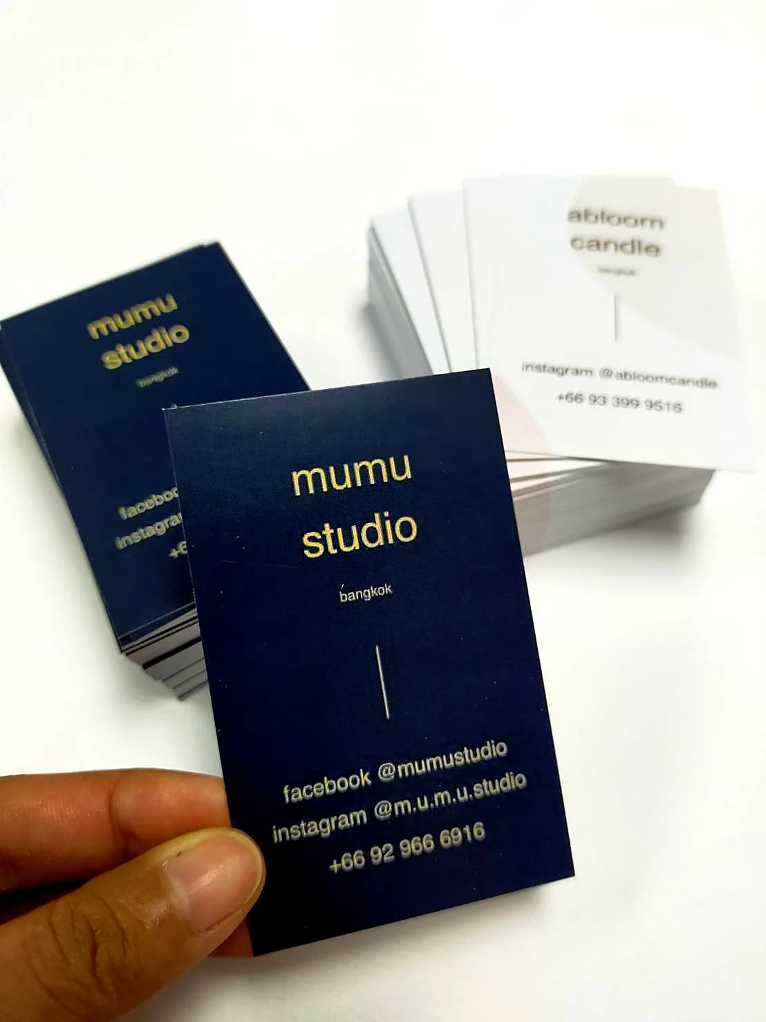 ตัวอย่างงานพิมพ์นามบัตรสตูดิโอ Mumu Studio Bangkok โทนสีน้ำเงินทอง