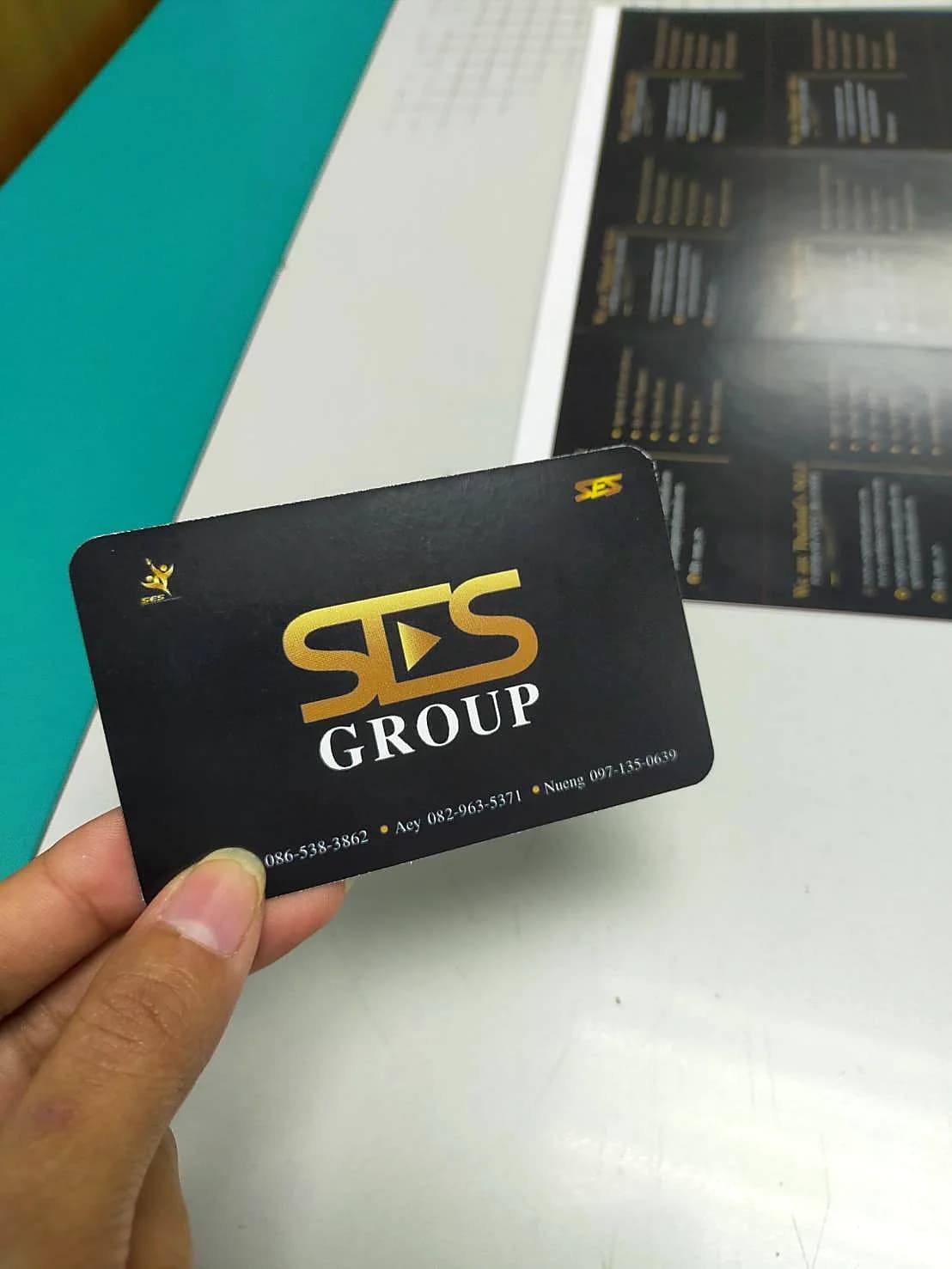 ตัวอย่างงานพิมพ์นามบัตร SES Group สีดำทอง มุมมน