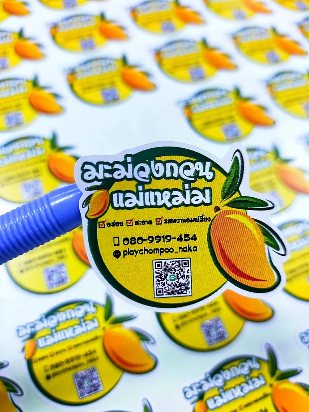 ตัวอย่างงานพิมพ์สติ๊กเกอร์มะม่วงกวนไดคัท พร้อมคิวอาร์โค้ด