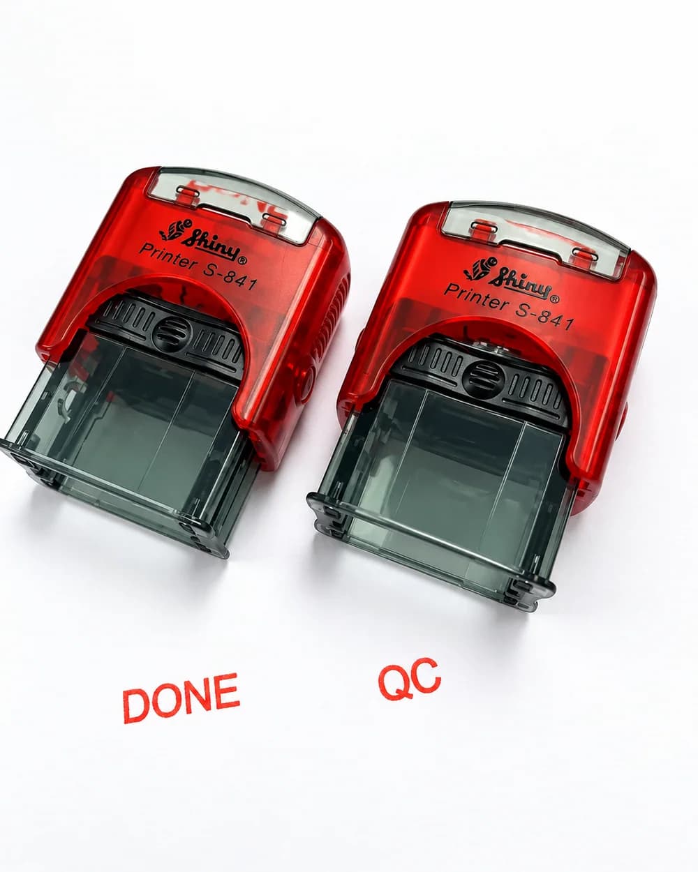 ตัวอย่างตรายางหมึกในตัวสีแดงสำหรับข้อความ DONE และ QC